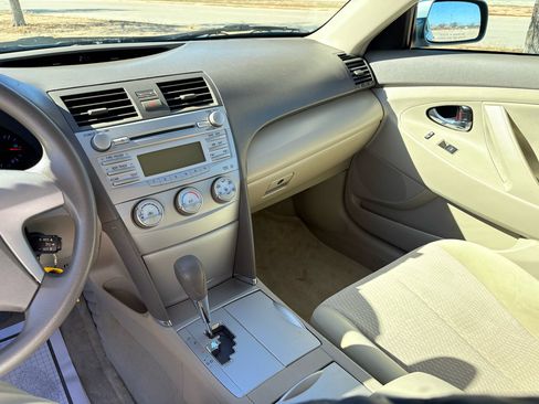 Used 2010 Toyota Camry LE image 33