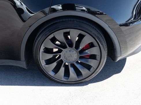 Used 2023 Tesla Model Y Performance AWD/4WD image 10