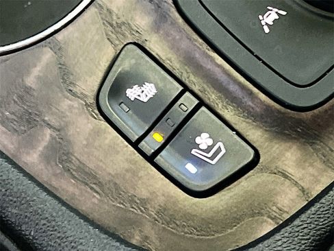 Used 2022 GMC Acadia Denali w/ Denali Technology Package image 21