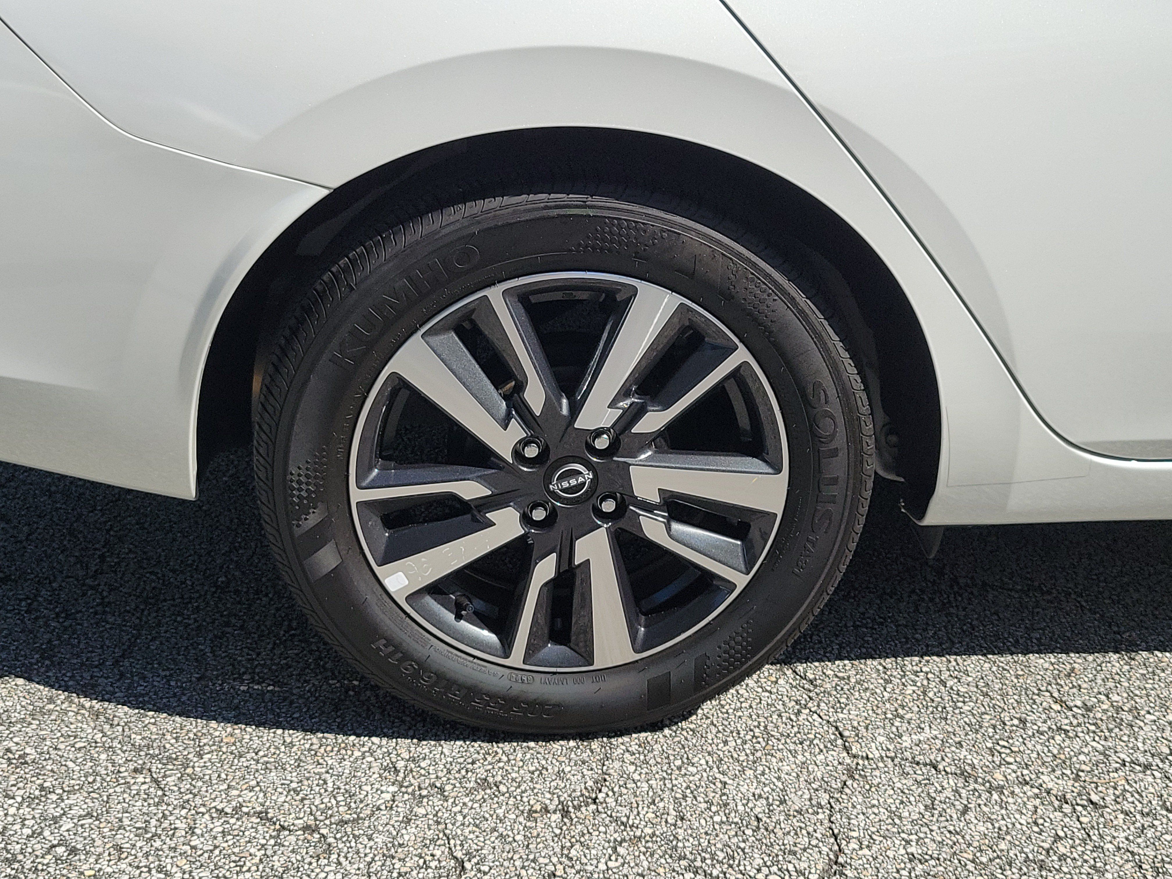 Used 2025 Nissan Versa SV FWD image 5