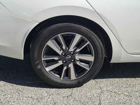 Used 2025 Nissan Versa SV image 5