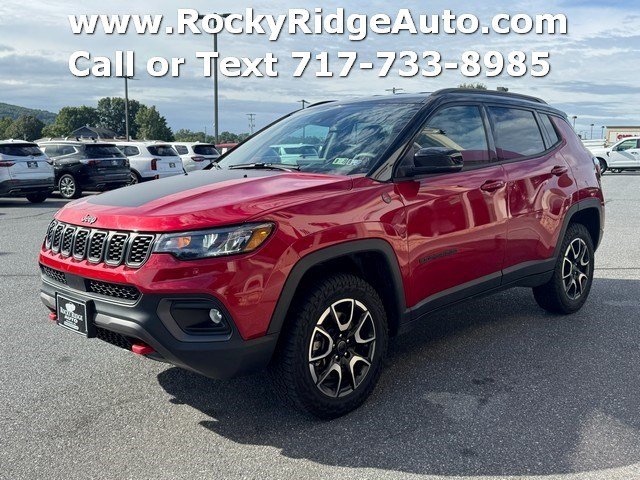 Used 2025 Jeep Compass Trailhawk AWD/4WD image 3