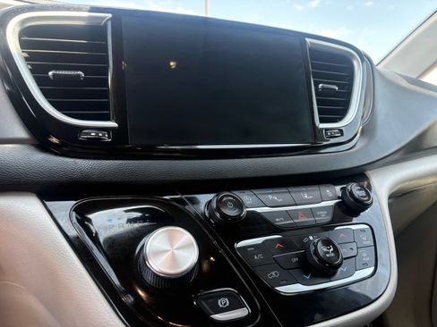 Used 2024 Chrysler Pacifica Touring-L FWD image 25