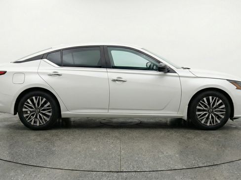 Used 2025 Nissan Altima 2.5 SV image 11