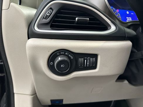 Used 2023 Chrysler Pacifica Touring-L FWD image 34