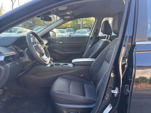 Used 2025 Nissan Altima 2.5 SV FWD image 25