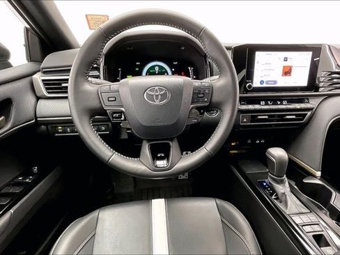 Used 2025 Toyota Camry SE image 4
