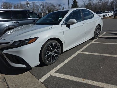 Used 2024 Toyota Camry SE image 1