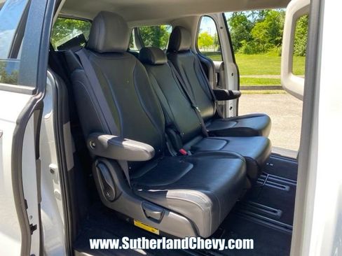 Used 2025 Kia Carnival FWD image 29