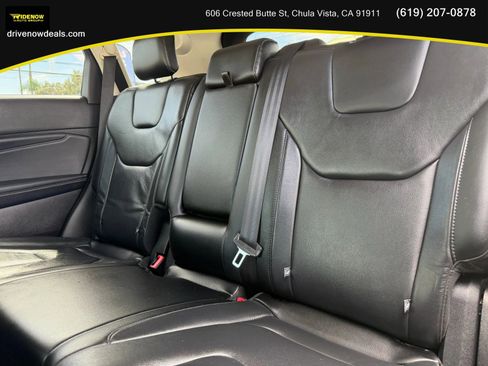 Used 2019 Ford Edge Titanium FWD image 17
