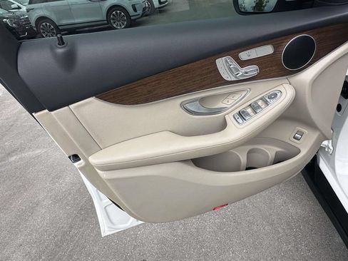 Used 2021 Mercedes-Benz GLC 300 4MATIC image 17