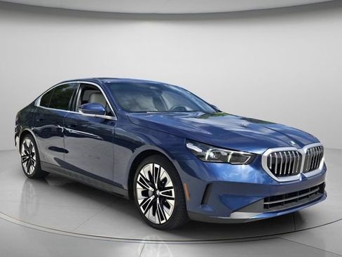 Used 2024 BMW 530i w/ Convenience Package RWD image 9