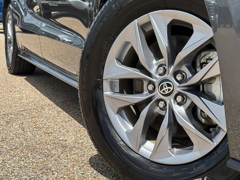 Used 2025 Toyota Sienna XLE FWD image 2