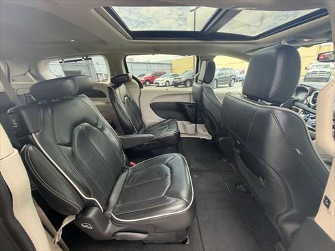 Used 2023 Chrysler Pacifica Limited FWD image 16