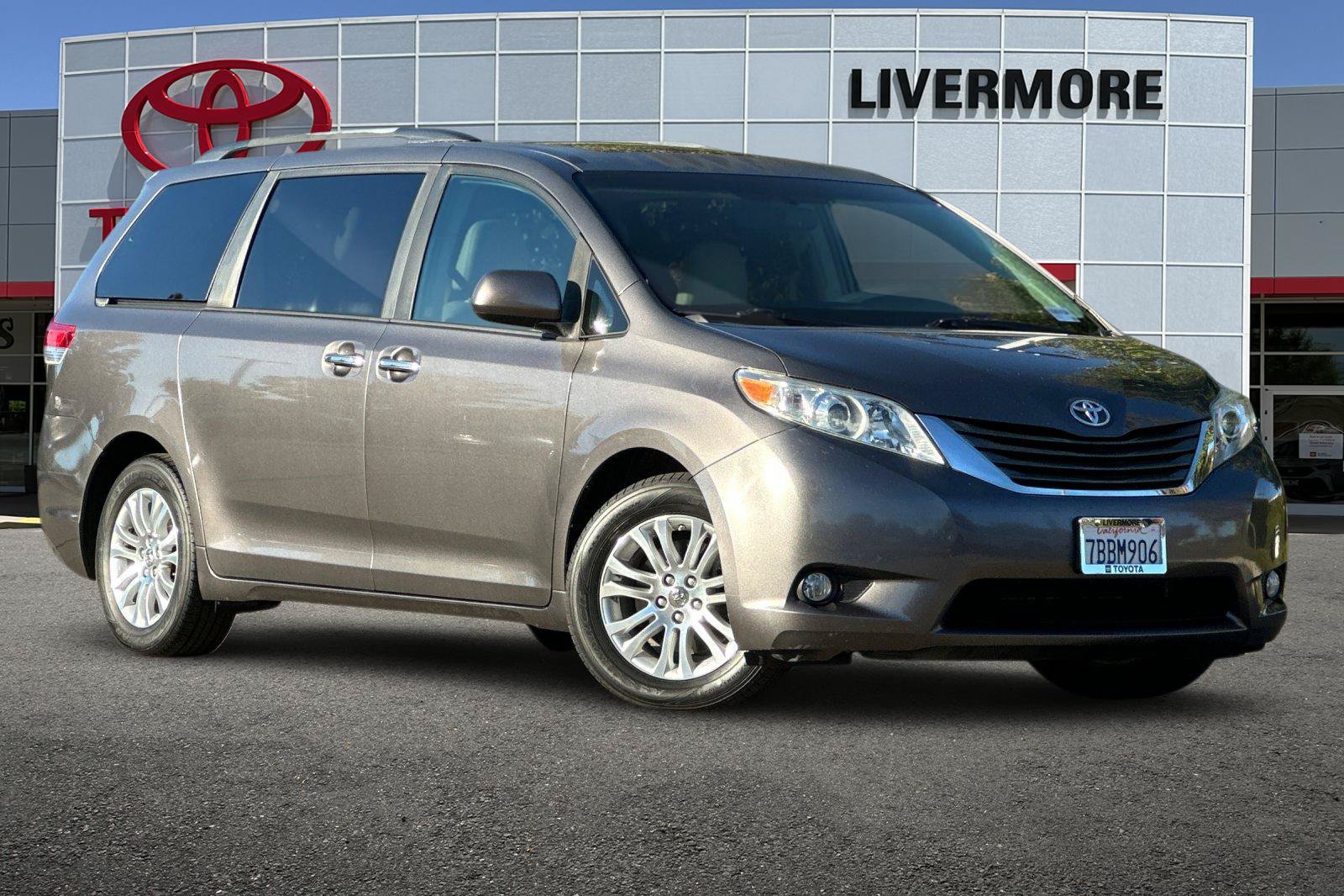 Used 2013 Toyota Sienna XLE w/ Premium Pkg FWD image 2
