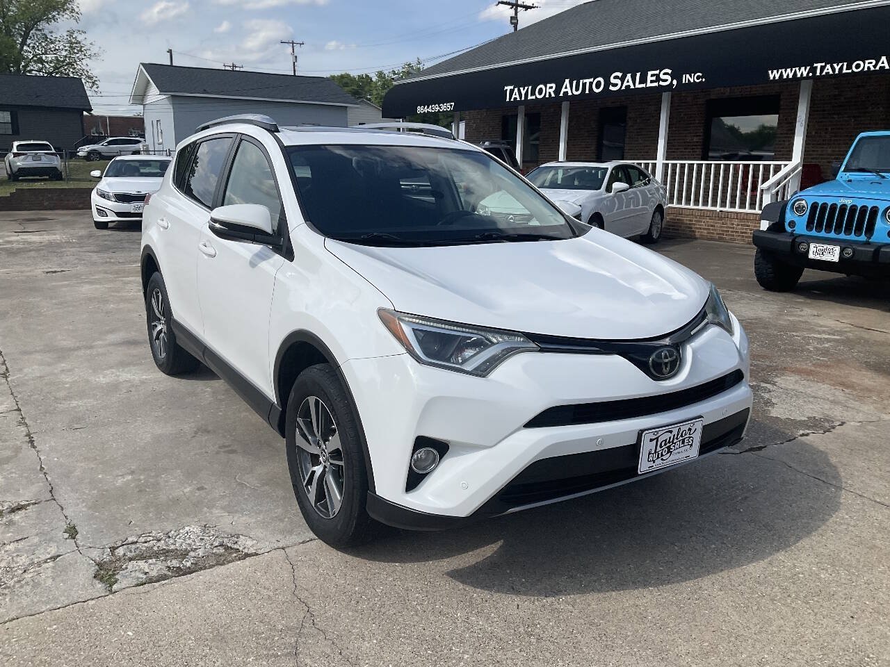 Used 2018 Toyota RAV4 XLE FWD image 1