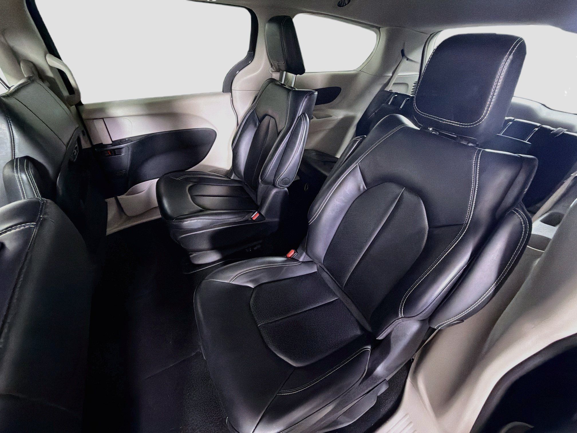 Used 2023 Chrysler Pacifica Touring-L FWD image 28