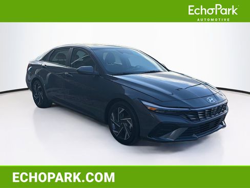 Used 2025 Hyundai Elantra SEL FWD image 1