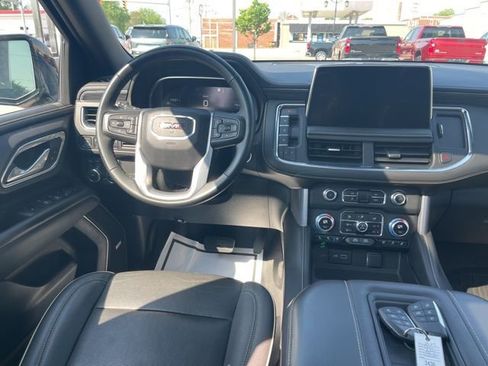 Used 2023 GMC Yukon SLT w/ SLT Premium Package AWD/4WD image 4
