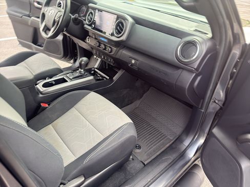 Used 2022 Toyota Tacoma TRD Sport w/ Technology Package RWD image 19