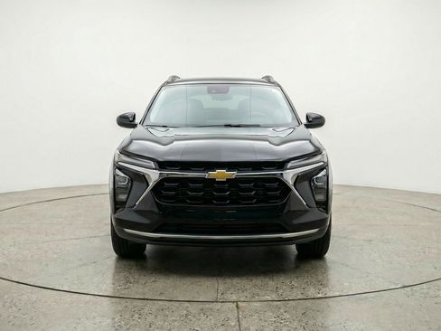 Used 2025 Chevrolet Trax LT FWD image 2