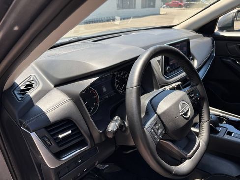 Used 2025 Nissan Rogue SV FWD image 36