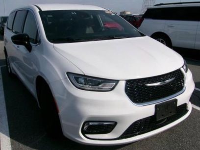 Used 2025 Chrysler Pacifica Select