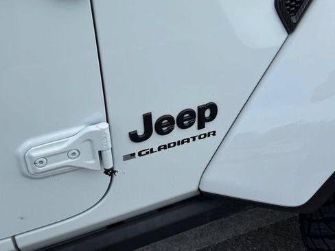 Used 2025 Jeep Gladiator Sport AWD/4WD image 16