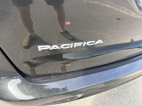 Used 2022 Chrysler Pacifica Touring-L FWD image 7