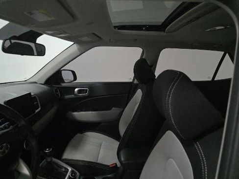 Used 2023 Hyundai Venue SEL FWD image 13