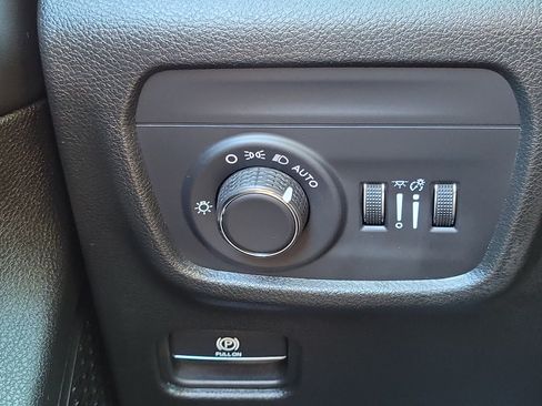 Used 2025 Jeep Grand Cherokee Altitude AWD/4WD image 11