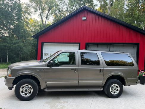 Used 2004 Ford Excursion Limited AWD/4WD image 3