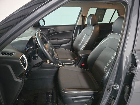 Used 2024 Hyundai Venue Limited image 15