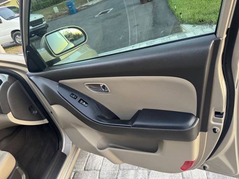Used 2010 Hyundai Elantra GLS FWD image 17