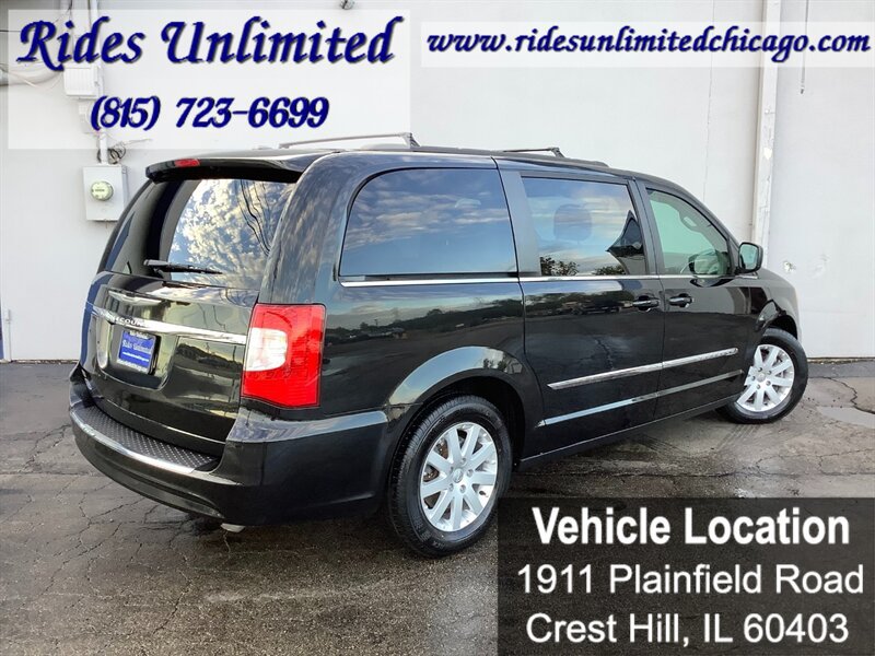 Used 2014 Chrysler Town & Country Touring FWD image 8