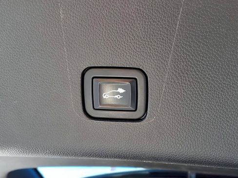 Used 2021 Chevrolet Traverse LT w/ LT Premium Package image 7