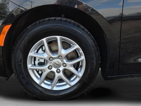 Used 2023 Chrysler Pacifica Touring-L image 29