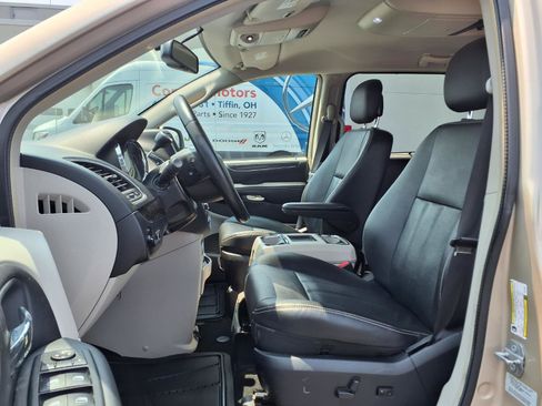 Used 2016 Chrysler Town & Country Touring w/ Driver Convenience Group FWD image 12