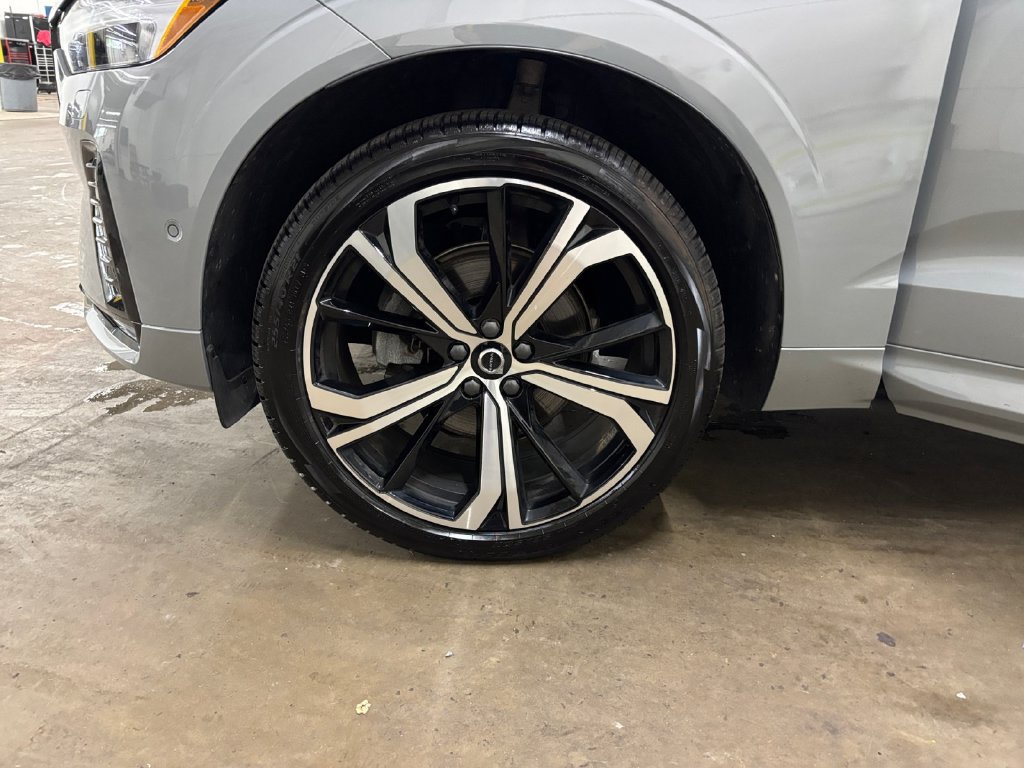 Certified 2024 Volvo XC60 B5 Ultimate w/ Protection Package Premier AWD/4WD image 37