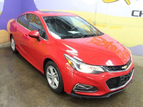 Used 2017 Chevrolet Cruze LT FWD image 2