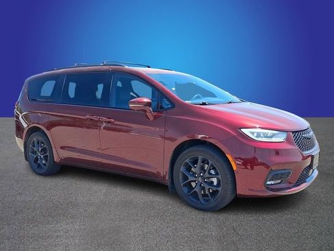 Used 2022 Chrysler Pacifica Touring-L w/ Uconnect Theater Family Group AWD/4WD image 3
