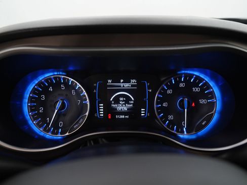 Used 2019 Chrysler Pacifica Touring-L image 21