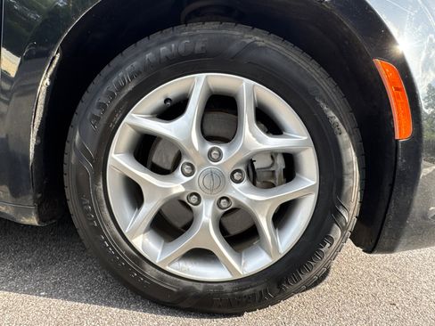 Used 2019 Chrysler Pacifica Touring Plus w/ Tire & Wheel Group FWD image 14