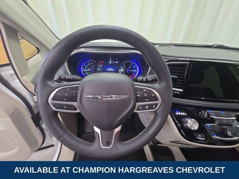 Used 2023 Chrysler Pacifica Touring-L FWD image 14