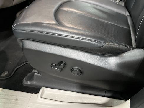 Used 2024 Chrysler Pacifica Touring-L image 15