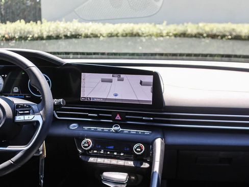 Certified 2023 Hyundai Elantra Limited FWD image 17