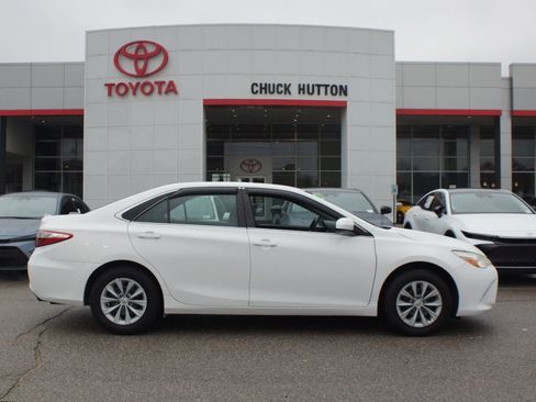 Used 2016 Toyota Camry LE image 1