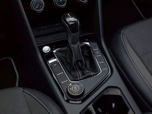 Used 2023 Volkswagen Taos SE w/ Panoramic Sunroof Package image 19