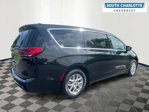 Used 2024 Chrysler Pacifica Touring-L FWD image 4