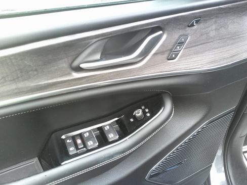Used 2022 Jeep Grand Cherokee Overland w/ Luxury Tech Group IV AWD/4WD image 17